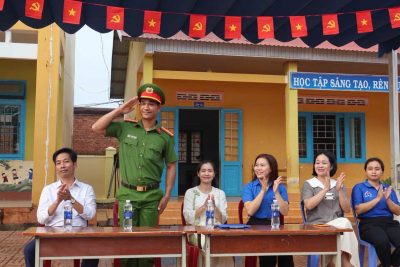 SINH HOẠT DƯỚI CỜ VỚI CHỦ ĐỀ “AN TOÀN GIAO THÔNG CHO NỤ CƯỜI ĐẾN TRƯỜNG”